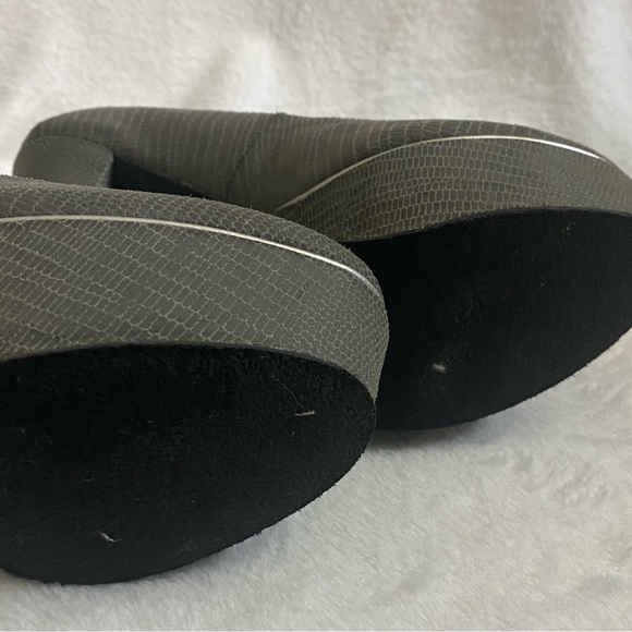 Stylish JustFab Gray “Enid” Heels - Picture 3 of 3